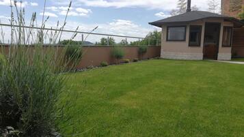 منزل (Four bedroom Villa with Hot Tub) | حديقة