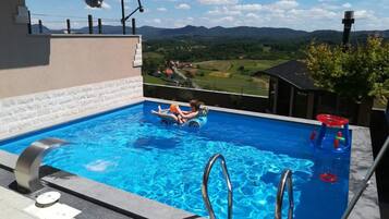 منزل (Four bedroom Villa with Hot Tub) | حمام سباحة خارجي