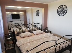 Nhà (Four bedroom Villa with Hot Tub)