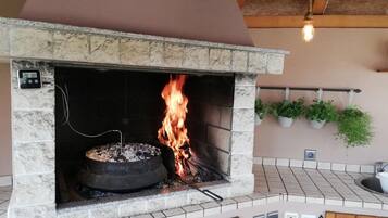 House (Four bedroom Villa with Hot Tub) | BBQ/picnic area