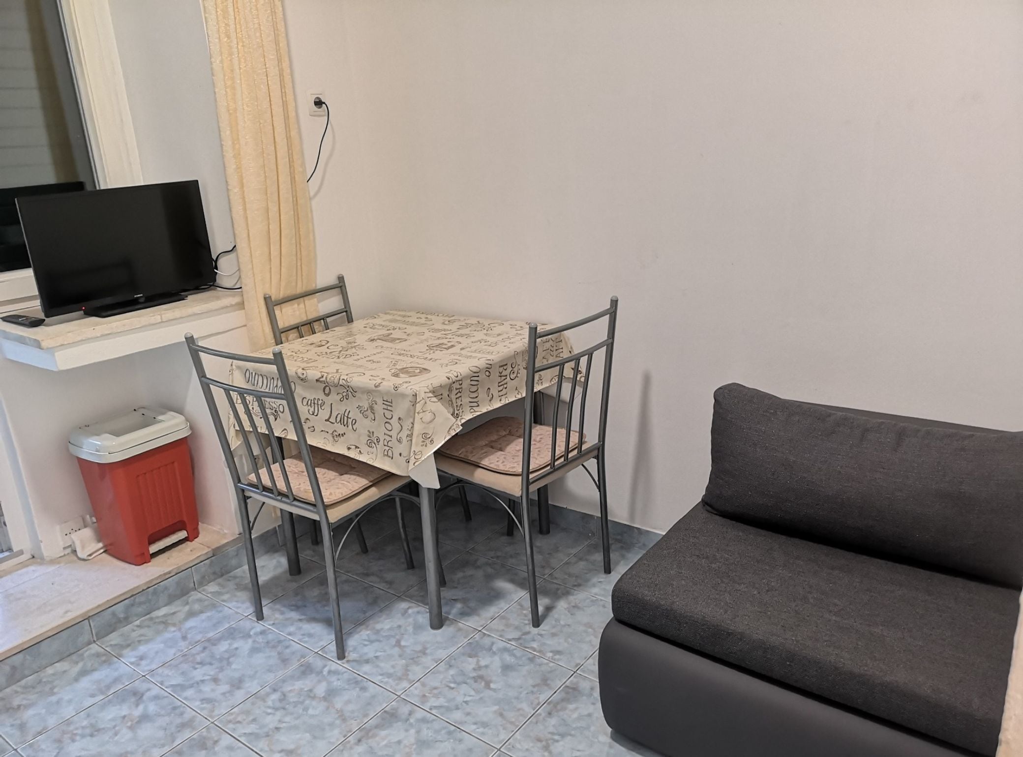 شقة (One bedroom apartment (Mali)) | غرفة لتناول الطعام