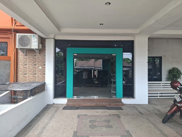 Exterior detail - Hotel O near Museum Lambung Mangkurat (Banjarbaru)