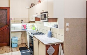 Fridge, microwave, dishwasher, cookware/dishes/utensils