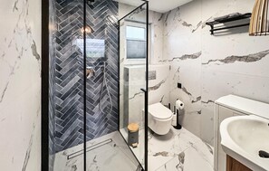 Shower, hair dryer - Cozy home in Zuromino with WiFi (Zuromino)