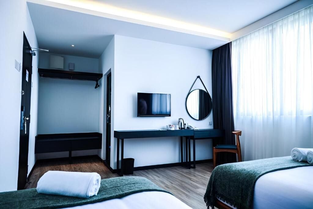 Deluxe Family Room | Desk, laptop workspace, free WiFi