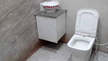 Regadera, amenidades de baño gratuitas, jabón, shampoo