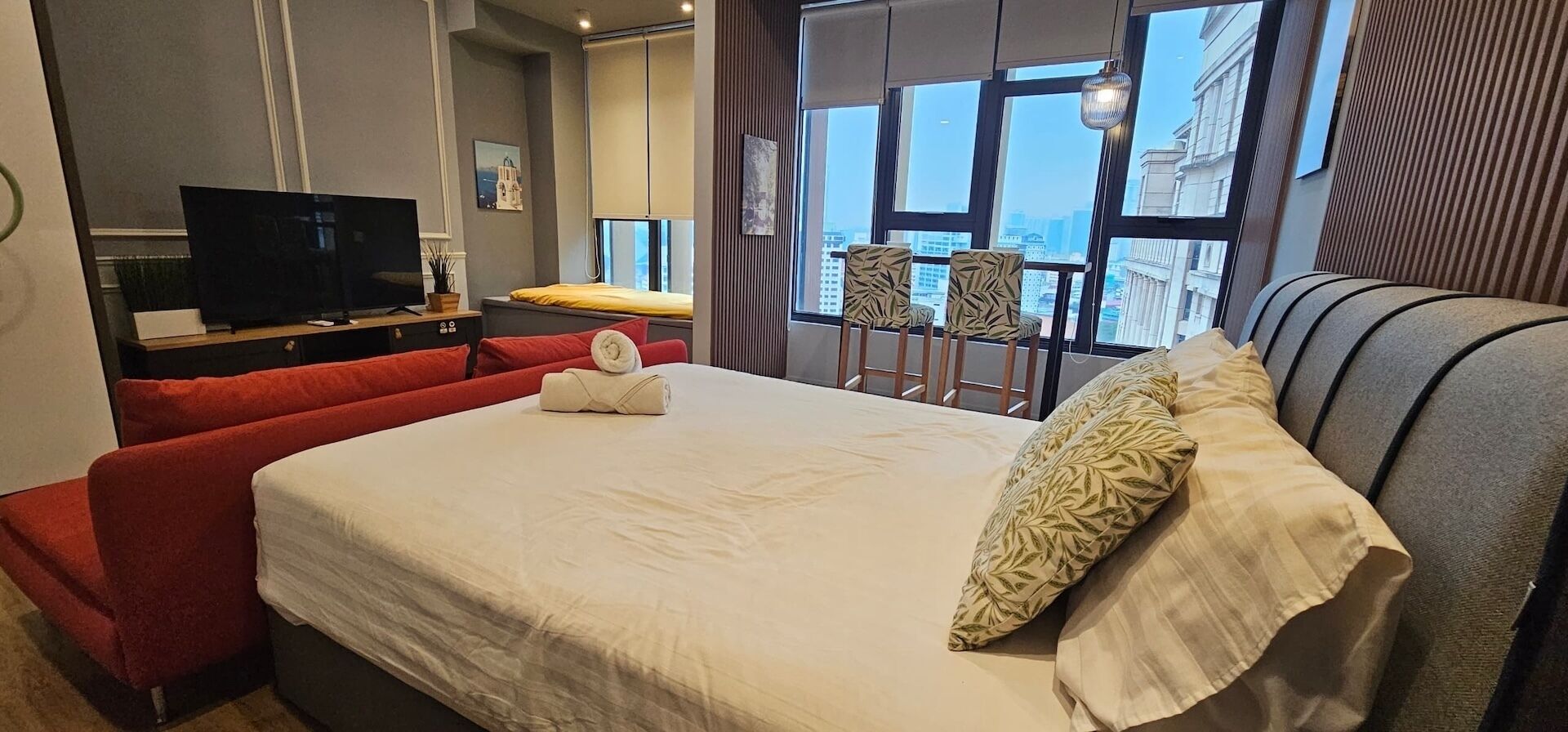 Deluxe Studio Suite, City View | Meja, ruang kerja komputer riba, seterika/papan seterika, Wi-fi percuma 