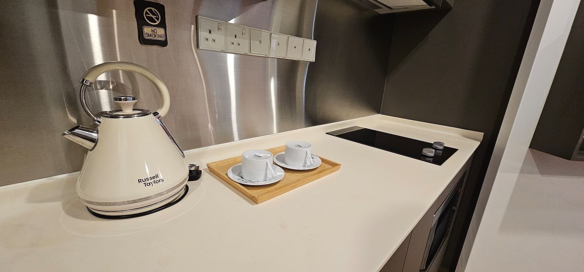 Deluxe Studio Suite, City View | Dapur peribadi | Peti sejuk, ketuhar gelombang mikro, dapur 