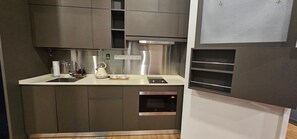 Studio Suite Deluxe, quang cảnh thành phố | Bếp riêng | Tủ lạnh, lò vi sóng, bếp nấu, dụng cụ nấu nướng/bát dĩa/dao nĩa 