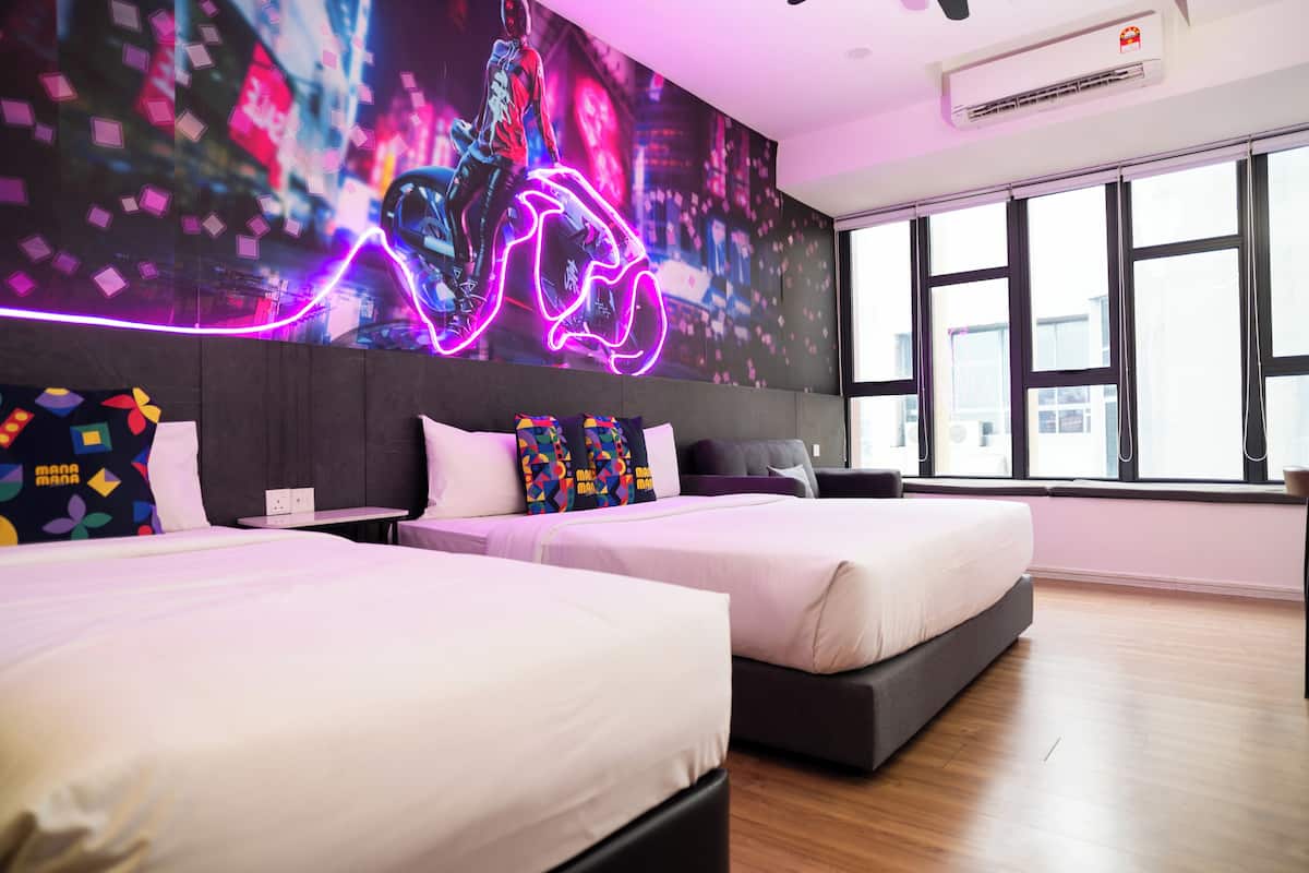 Una habitación de hotel con dos camas, un ventanal grande y una obra de arte de neón en la pared.