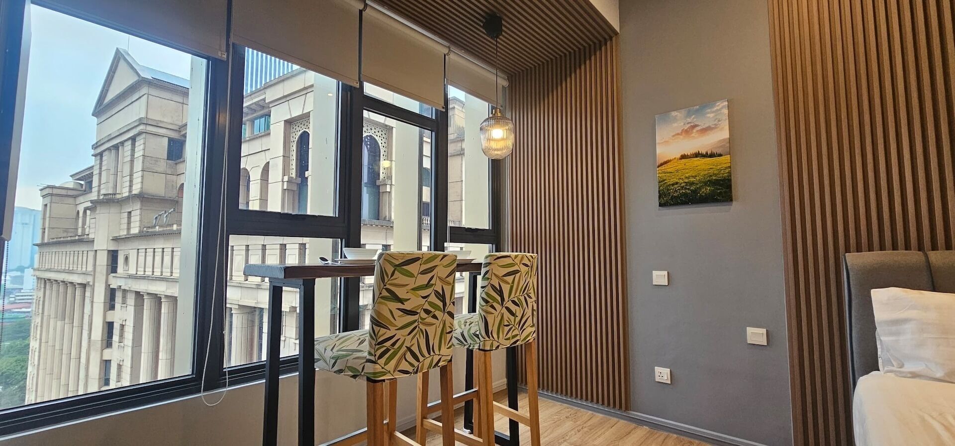 Deluxe Studio Suite, City View | Meja, ruang kerja komputer riba, seterika/papan seterika, Wi-fi percuma 