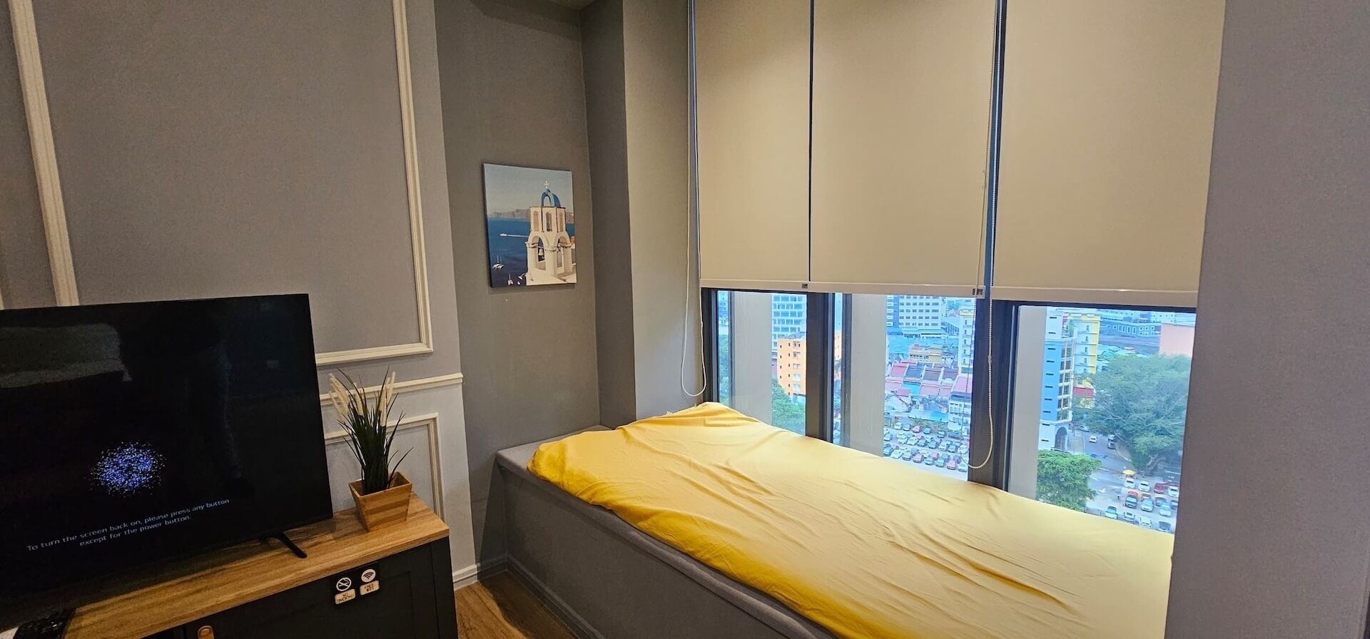 Desk, laptop workspace, iron/ironing board, free WiFi