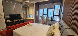 ห้องดีลักซ์สตูดิโอสวีท, วิวเมือง | โต๊ะทำงาน, พื้นที่ทำงานแบบใช้แล็ปท็อป, เตารีด/โต๊ะรีดผ้า, Wi-Fi ฟรี