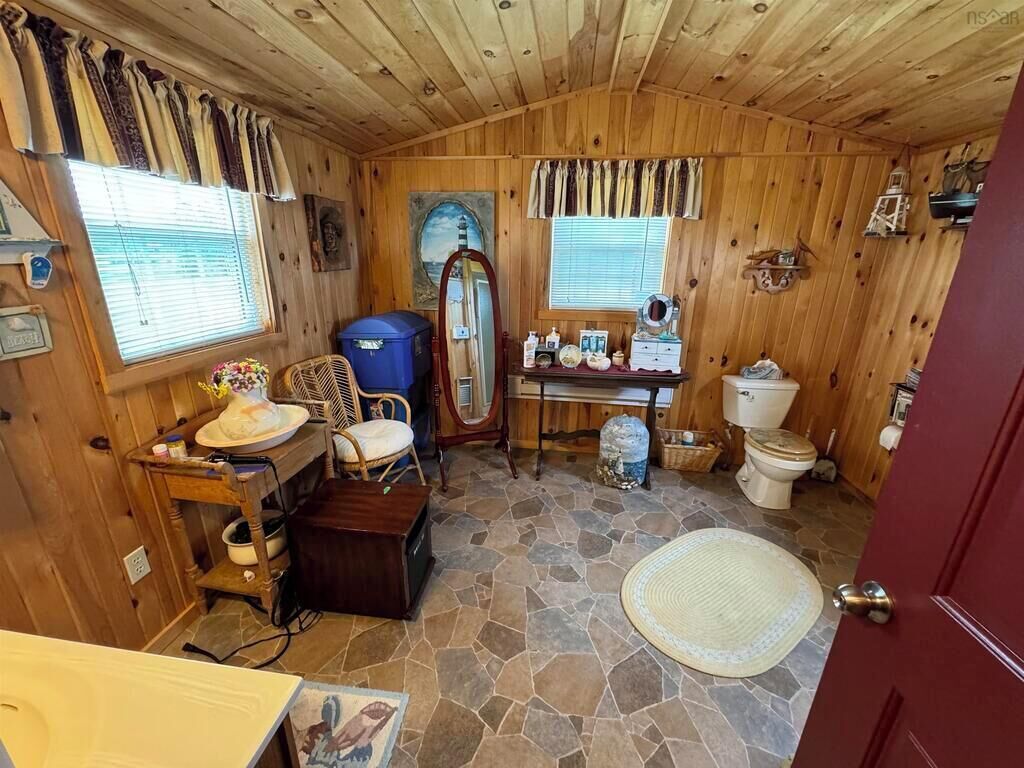 Douche, serviettes fournies, papier toilette