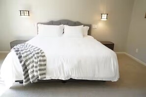1 bedroom, iron/ironing board, WiFi, bed sheets - Entire Back House Suite & Private Backyard/Jacuzzi (Clarkdale)