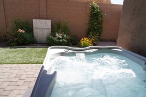 Outdoor spa tub - Entire Back House Suite & Private Backyard/Jacuzzi (Clarkdale)