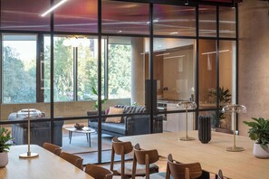 Dining - Roomy Studio - Gym & Workspace : StayCozy (Croydon)