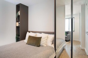 WiFi, bed sheets - Studio Apt w/ King Bed & Co-Working : StayCozy (Croydon)