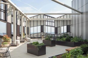 Outdoor dining - Studio Apartment w/ 40+ Amenities : StayCozy (Croydon)