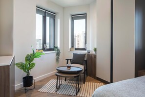 WiFi, bed sheets - Mid-Century Studio - Gym & Co-working : StayCozy (Croydon)