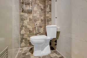Deluxe Twin Room | Bathroom | Shower, towels, soap, toilet paper - Hotel O near Ahmad Yani International (Semarang)