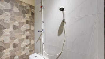 Kamar Twin Deluks | Kamar mandi | Shower, handuk, sabun, dan tisu toilet