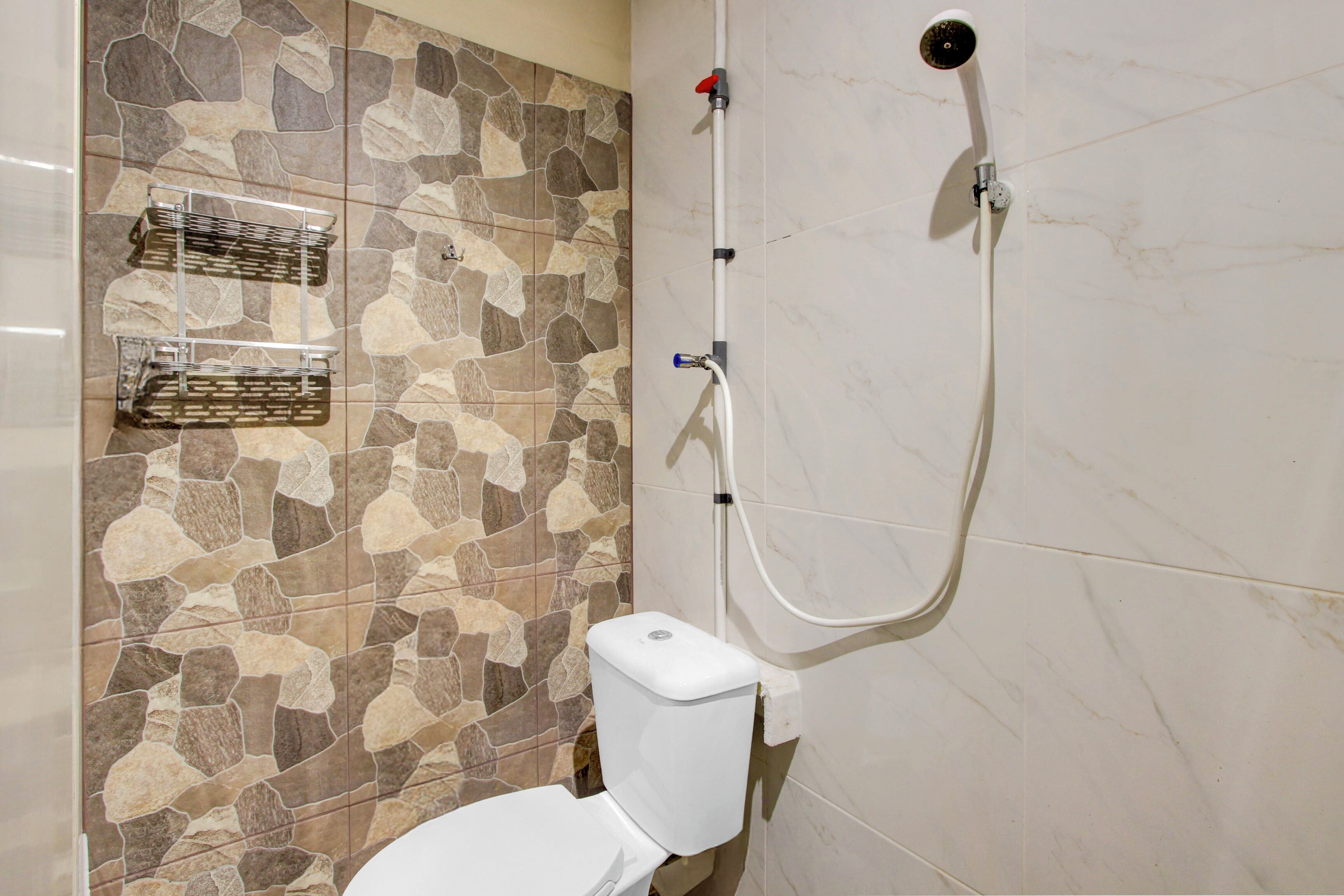 Kamar Twin Deluks | Kamar mandi | Shower, handuk, sabun, dan tisu toilet