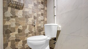 Deluxe-Zweibettzimmer | Badezimmer | Dusche, Handtücher, Seife, Toilettenpapier