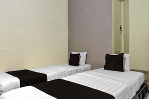 Deluxe Twin Room | Free WiFi, bed sheets - Hotel O near Ahmad Yani International (Semarang)