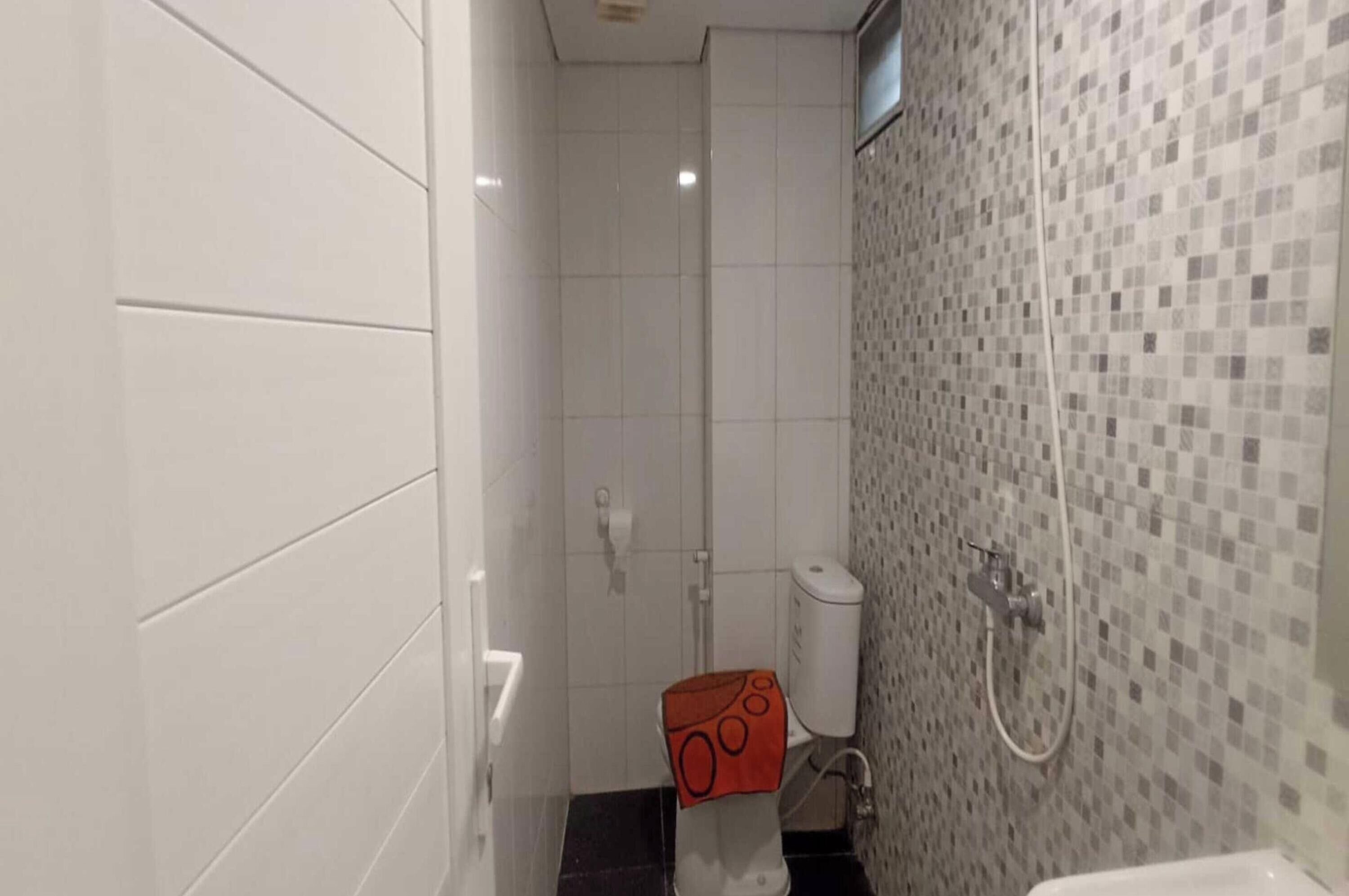 Camera Deluxe con 2 letti singoli | Bagno | Doccia, asciugamani, sapone, carta igienica