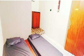 Deluxe Twin Room | Free WiFi, bed sheets - Hotel O near Ahmad Yani International (Semarang)