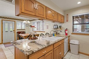 Fridge, microwave, oven, stovetop - Sunbeams & San Juans Haus - Perfect getaway for four! (Ouray)