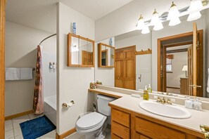Hair dryer, towels, soap, shampoo - Sunbeams & San Juans Haus - Perfect getaway for four! (Ouray)