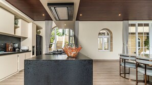 Refrigerador, microondas, horno, placa de cocina