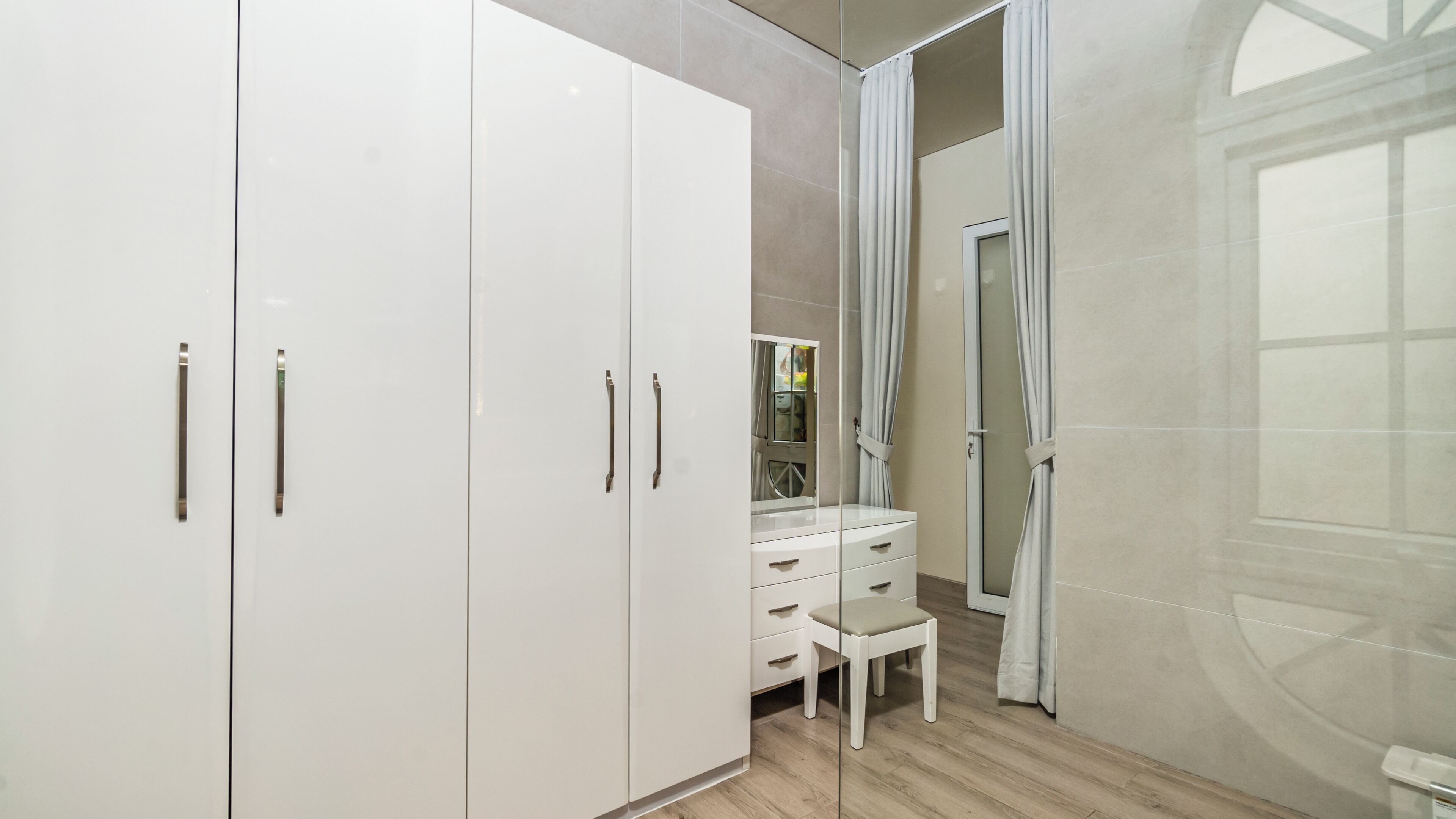 Máy sấy tóc, khăn tắm, xà phòng, dầu gội 