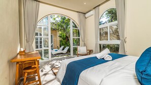 Villa familiale, vue sur la piscine | Bureau, espace de travail pour ordinateurs portables