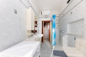 Shower, hair dryer - RESIDENZA COLOMBI - CASA PADRONALE (Campo nell'Elba)