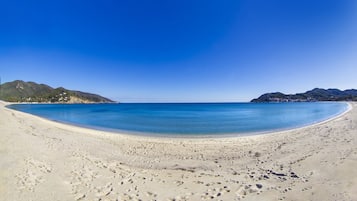 Una spiaggia nelle vicinanze
