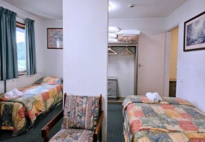 1 bedroom, WiFi, bed sheets - Room 02 : Cozy Family Studio Sleeps 4 Central in the Heart of Jindabyne (Jindabyne)