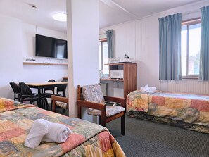 1 bedroom, WiFi, bed sheets - Room 02 : Cozy Family Studio Sleeps 4 Central in the Heart of Jindabyne (Jindabyne)