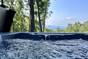 Outdoor spa tub - Lazy Bear Cabin - Breathtaking Mountain Views, Hot Tub & Fire Pit (Clarkesville)