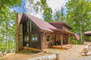 Exterior - Lazy Bear Cabin - Breathtaking Mountain Views, Hot Tub & Fire Pit (Clarkesville)