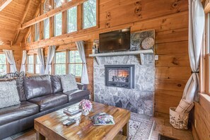 Smart TV, chimenea y futbolito 