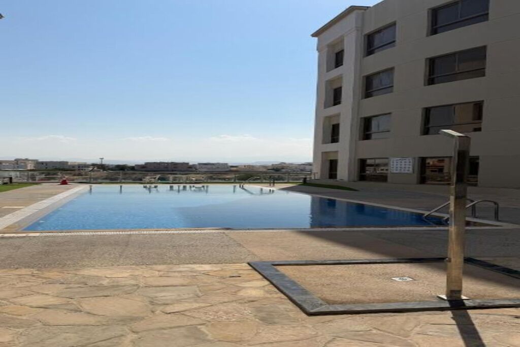 Een binnenzwembad en een buitenzwembad