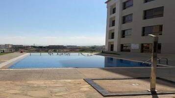 Een binnenzwembad en een buitenzwembad