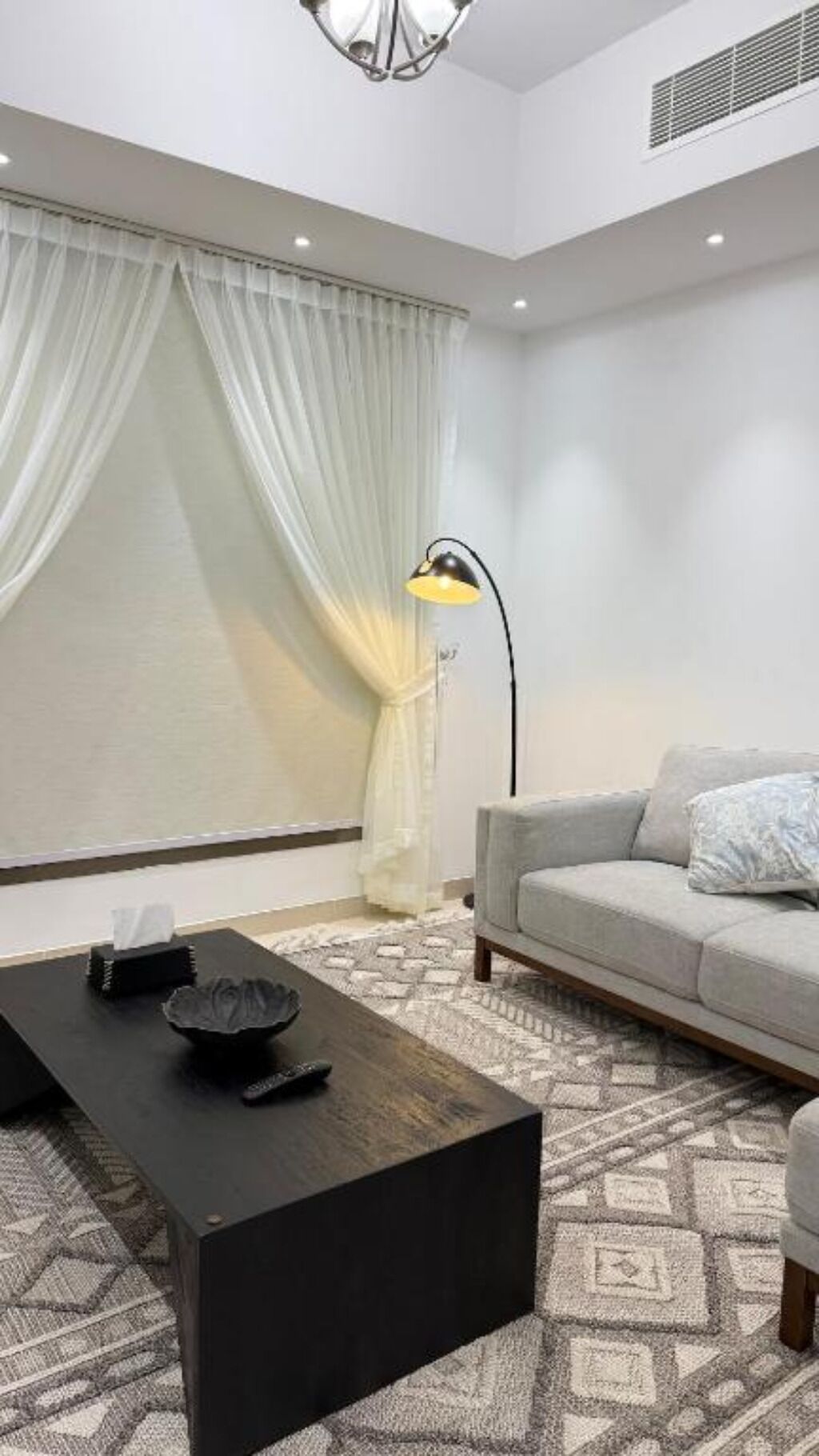 Luksusleilighet | Oppholdsområde | En 65-tommers smart-TV med digitale kanaler