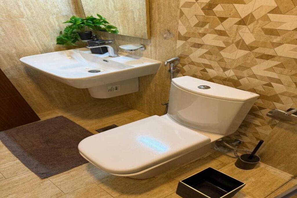 Luxury Apartment | Bathroom | Free toiletries, towels, soap, shampoo