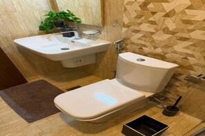 奢華公寓 | 浴室 | 免費盥洗用品、毛巾、肥皂、洗髮精