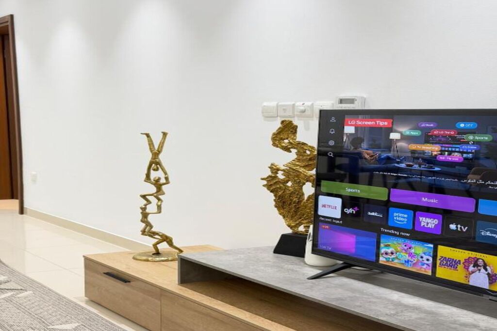 Luksusleilighet | Oppholdsområde | En 65-tommers smart-TV med digitale kanaler