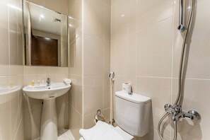 Shower, hair dryer, bidet, towels - Contemporary 2BR, Mins. Drive to Butterfly Garden (Dubai)